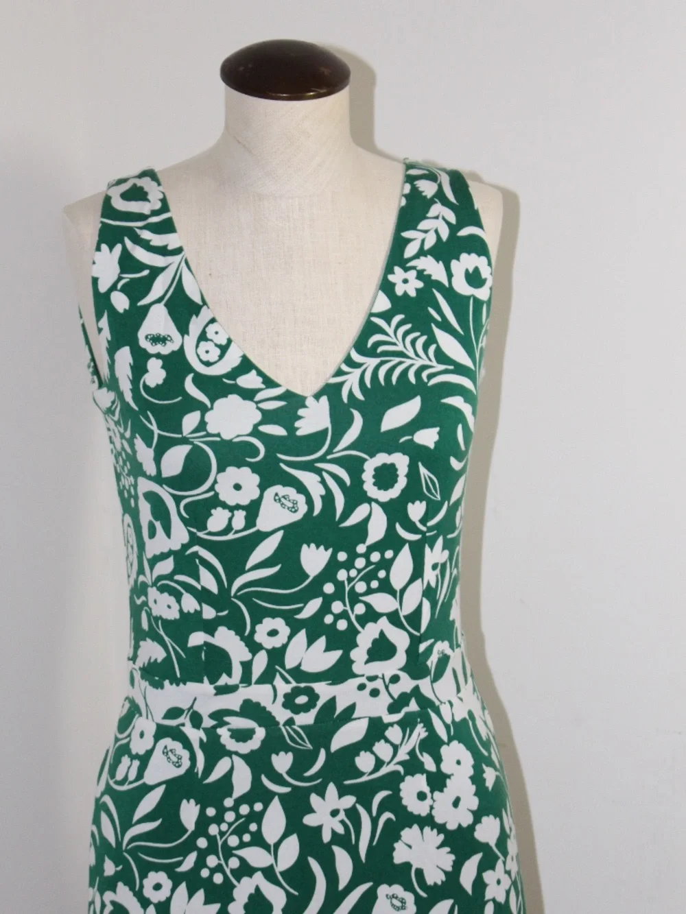 Boden, Eliza Midi Sleeveless Green & White Floral V-Neck  Dress - Picture 4 of 14